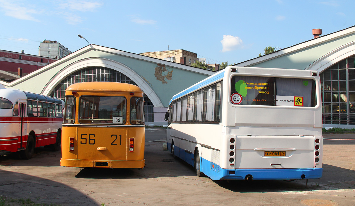Moscow, LiAZ-677M # 5621; Moscow, LiAZ-52562R (GolAZ) # АР 041 77