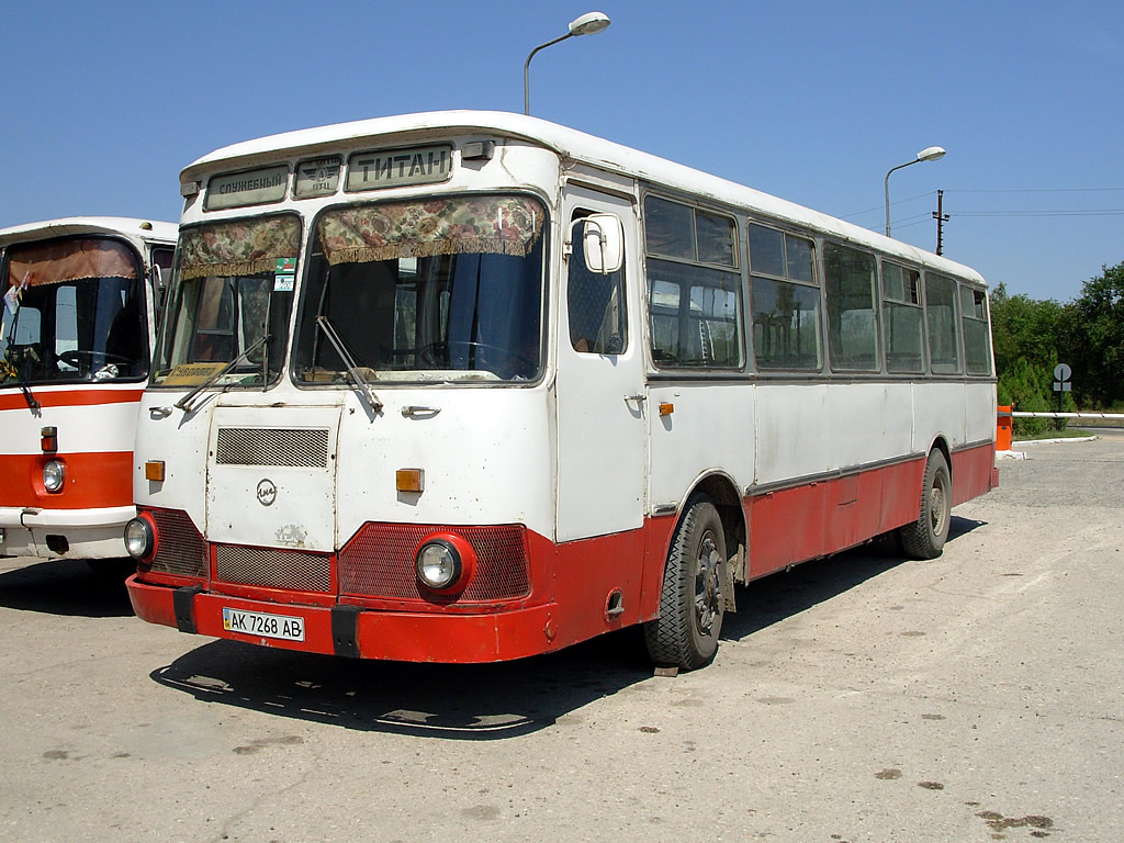 Советские автобусы крыма. ЛИАЗ 677 В Крыму. ЛИАЗ 677 Евпатория. ЛИАЗ 677 белый. ЛИАЗ 677 белый Евпатория.