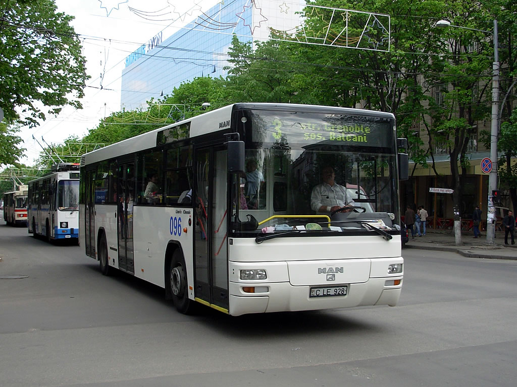 Автобусы молдовы. Автобусный парк Кишинев. Автобус ман sl223 639. Автобусы Кишинэу. Автобус 19 Кишинёв.