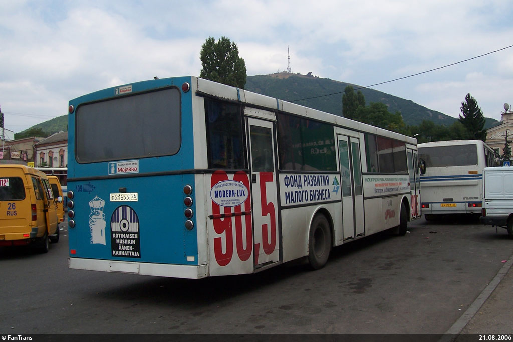 Автобус пятигорск. Автостанция Пятигорск рынок. Автостанция верхний рынок Пятигорск. Пятигорск верхний рынок 2000-е автобусы.