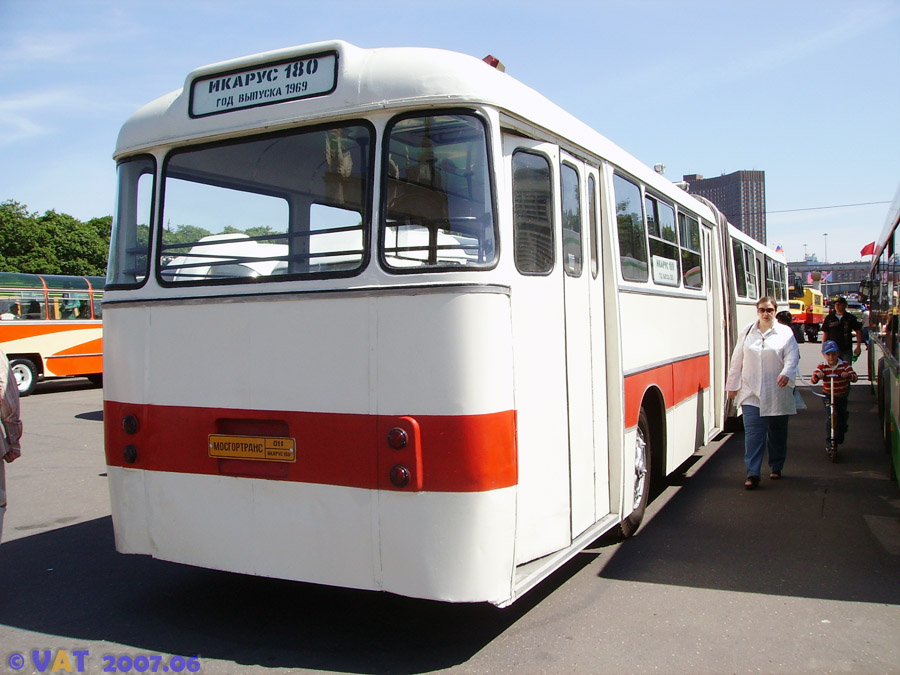 Москва, Ikarus 180 № 011