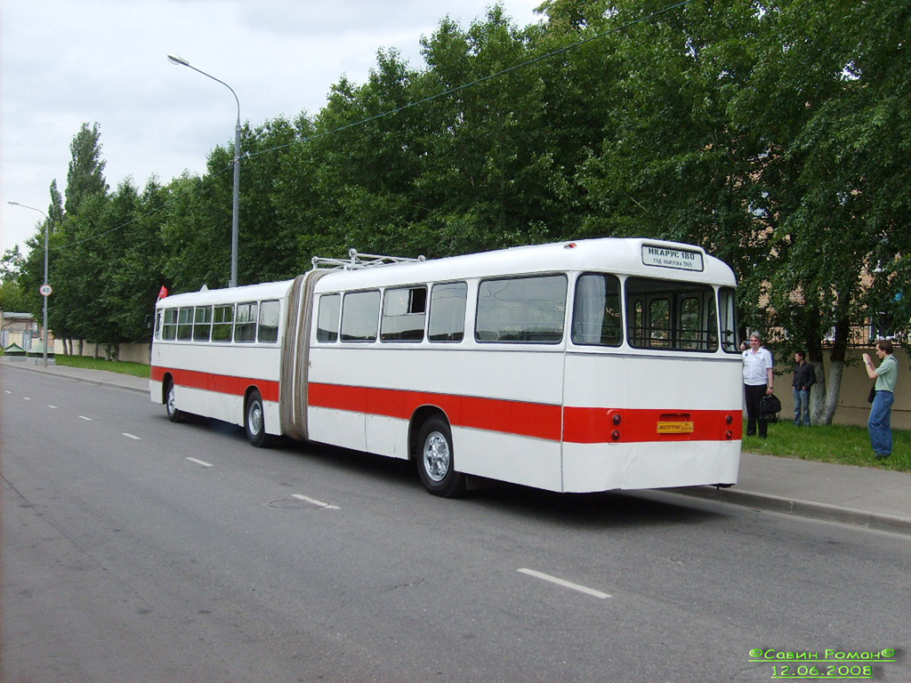 Москва, Ikarus 180 № 011