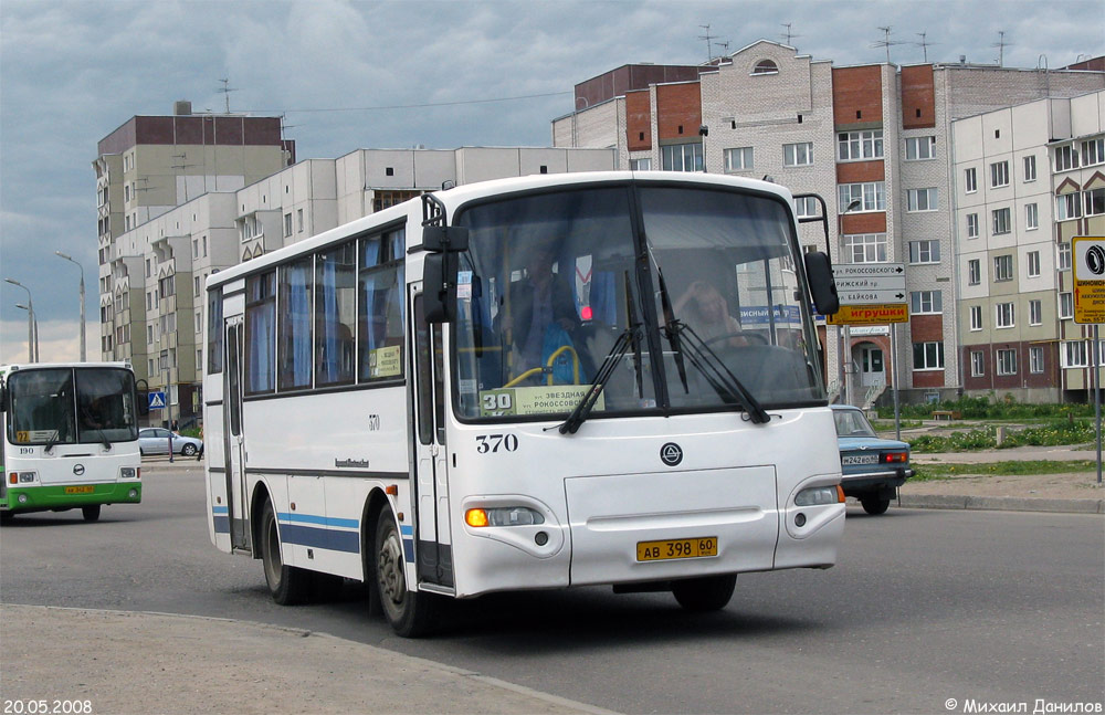 Псковская область, ПАЗ-4230-01 (2-2) (КАвЗ) № 370; Псковская область, ЛиАЗ-5256.26 № 190