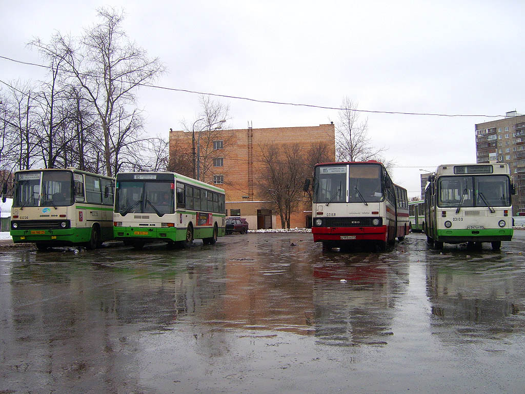 Москва, Ikarus 415.33 № 03177; Москва, Ikarus 280.33 № 03168; Москва, ЛиАЗ-5256.25 № 03109; Москва — Автобусные вокзалы, станции и конечные остановки