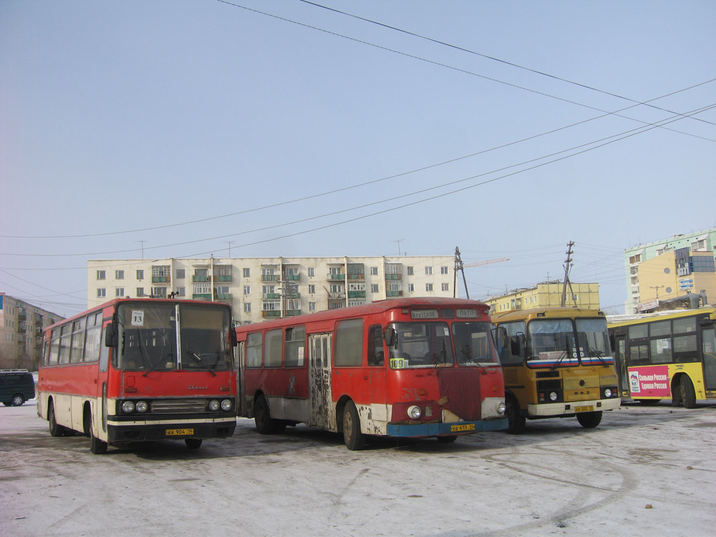 Саха (Якутия), Ikarus 256.54 № КА 904 14; Саха (Якутия), ЛиАЗ-677М (ТоАЗ) № КВ 411 14; Саха (Якутия), ПАЗ-32053-60 № КВ 303 14; Саха (Якутия) — Автовокзалы, автостанции, конечные остановки и станции