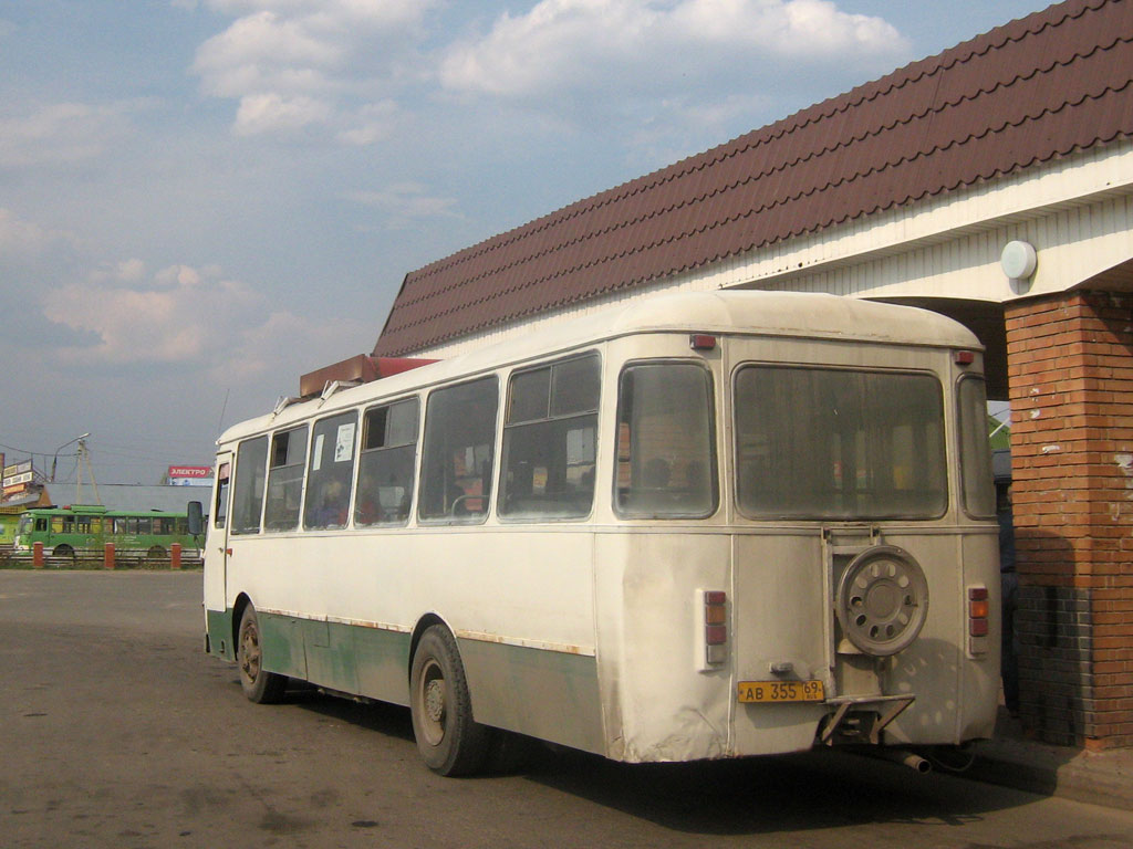 Tverská oblast, LiAZ-677M (YaAZ) č. АВ 355 69