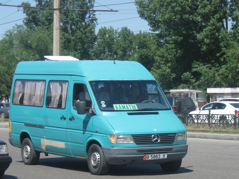 Кыргызстан, Mercedes-Benz Sprinter W901/W902 212D № B 5863 X