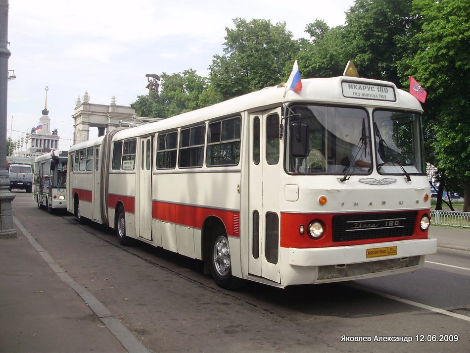 Москва, Ikarus 180 № 011