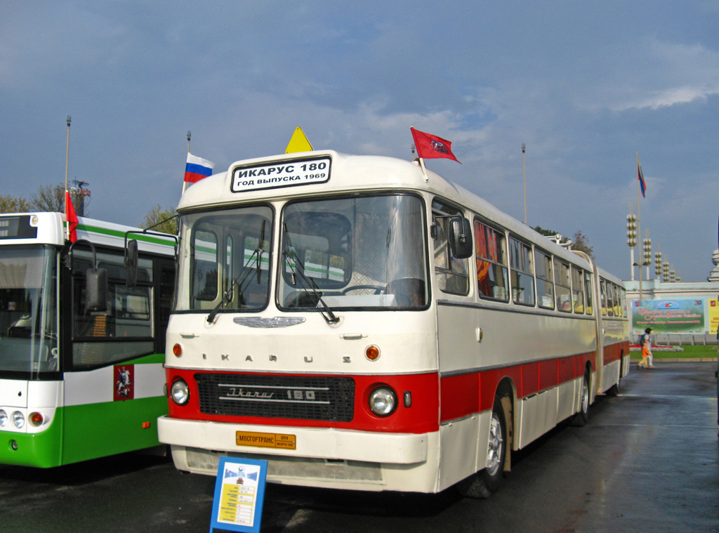 Москва, Ikarus 180 № 011