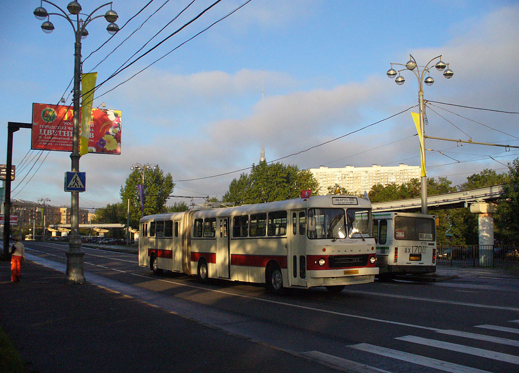 Москва, Ikarus 180 № 011