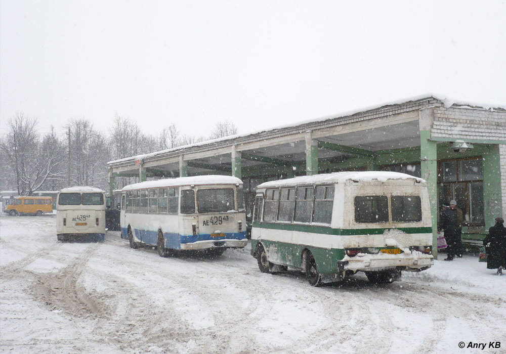 Кировская область, ЛАЗ-699Р № АЕ 438 43; Кировская область, ЛиАЗ-677М № АЕ 429 43; Кировская область, ПАЗ-3205 (00) № АЕ 450 43; Кировская область — Автовокзалы, автостанции, конечные остановки