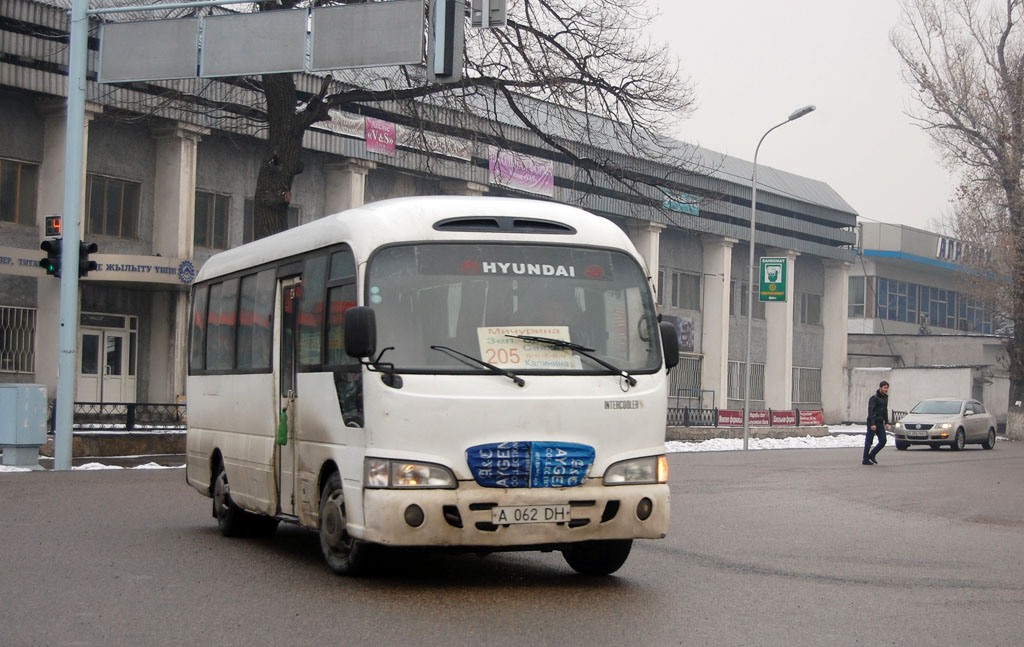 Хюндай алматы. Hyundai County Deluxe. Hyundai County Deluxe 103. Хендай County Deluxe a 976. Автобус Хендай Алматы.