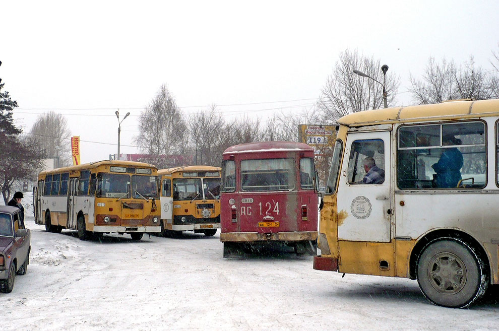 Chelyabinsk region, LiAZ-677M № 4601; Chelyabinsk region, LiAZ-677M № 3815; Chelyabinsk region — Bus stations