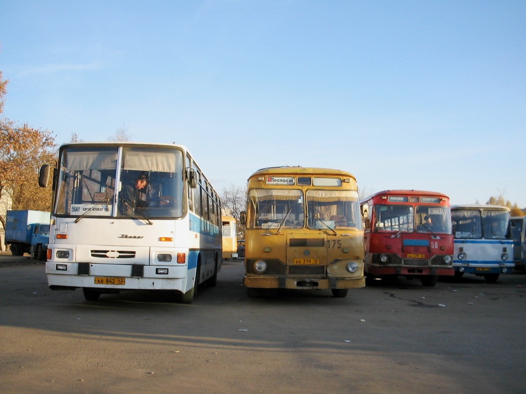 Кировская область, Ikarus 256.75 № х158; Марий Эл, ЛиАЗ-677М № 175; Марий Эл — Автовокзалы, автостанции и места посадки "с тротуара"
