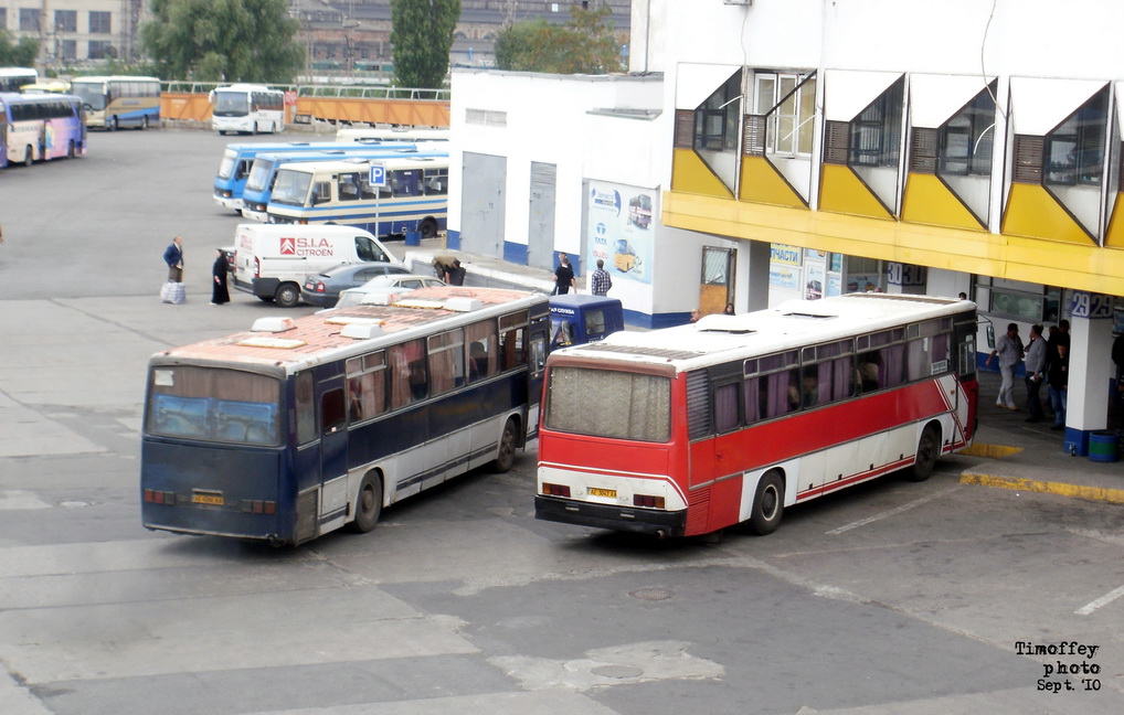 Днепропетровская область, Ikarus 250.59 № AE 4596 AA; Днепропетровская область, Ikarus 250.58 № AE 5043 AA; Днепропетровская область — Автовокзалы и автостанции