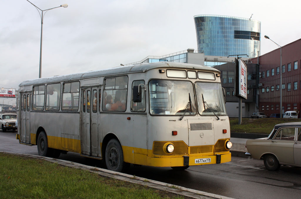 Sankt Peterburgas, LiAZ-677M (BARZ) Nr. А 677 АН 178