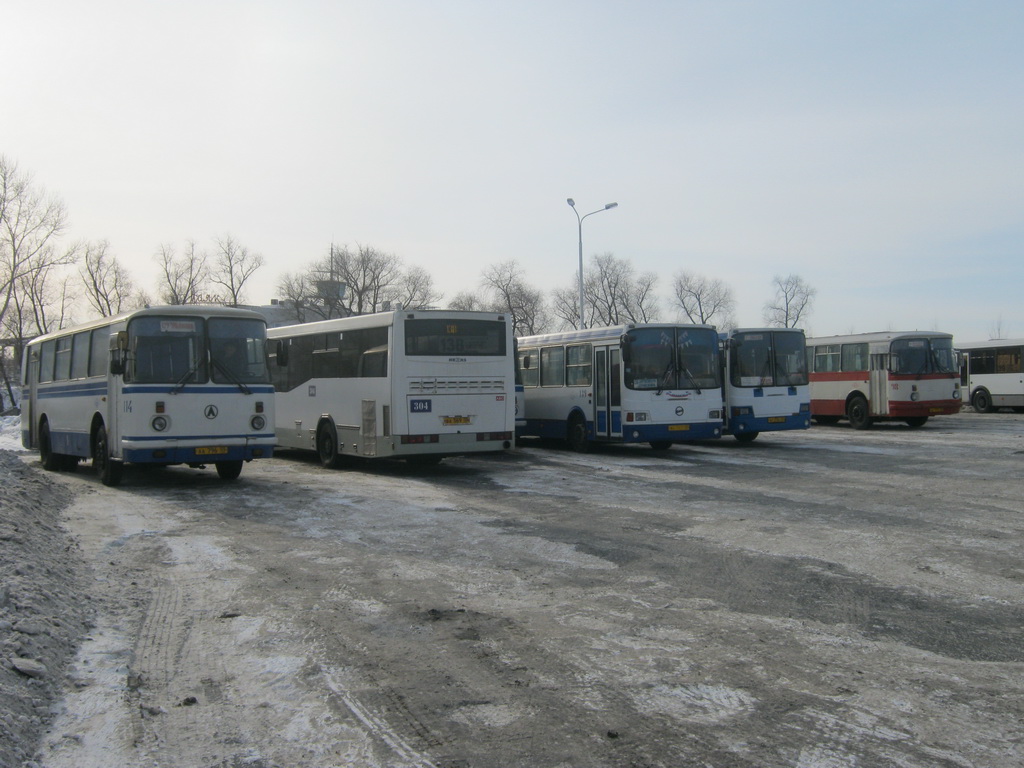 Omsk region, LAZ-695T Nr. 114; Omsk region, NefAZ-5299-30-32 Nr. 304; Omsk region — Bus stops