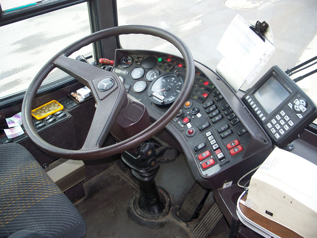 Панель управление автобуса. Mercedes-Benz o405n. Mercedes Benz o305 кабина. Mercedes-Benz o407 кабина. Mercedes Benz o405 кабина водителя.