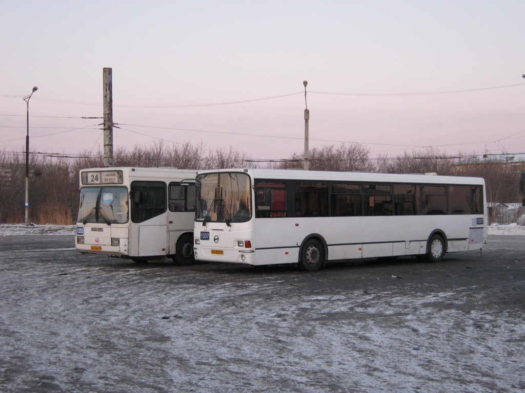 Omsk region, LiAZ-5293.00 Nr. 1337; Omsk region, GolAZ-AKA-6226 Nr. 1252; Omsk region — Bus stops