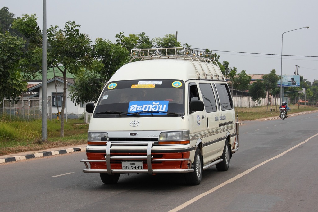 Лаос, Toyota HiAce (IV H100) № 2113