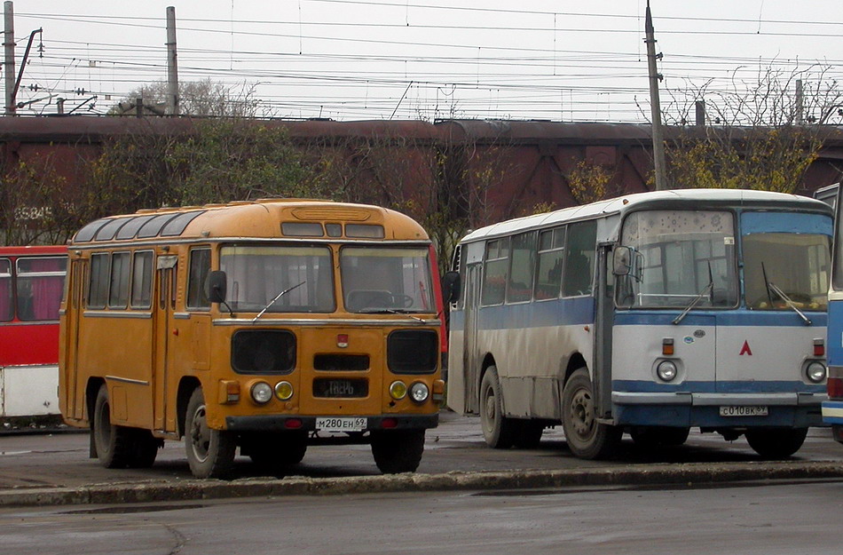 Тверская область, ПАЗ-672М № М 280 ЕН 69; Тверская область, ЛАЗ-695Н № С 010 ВК 69; Тверская область — Тверской автовокзал