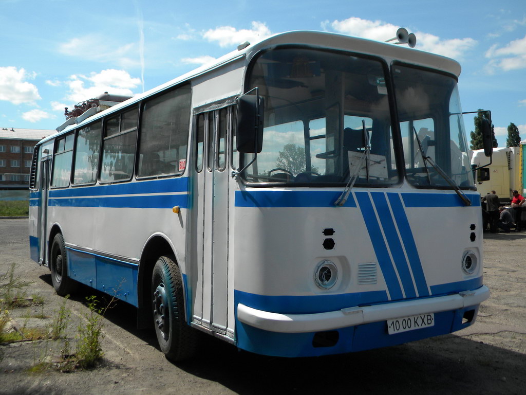 Лаз 695