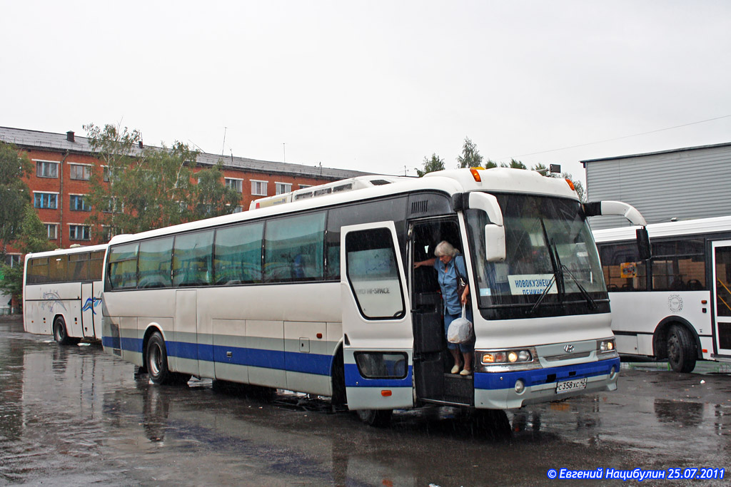 Расписание автобусов ленинск кузнецкий 7 ноября. Hyundai Aero Hi Space. Паховские автобусы Ленинск Кузнецкий. С042хс790. Автобус Ленинск-Кузнецкий фото.