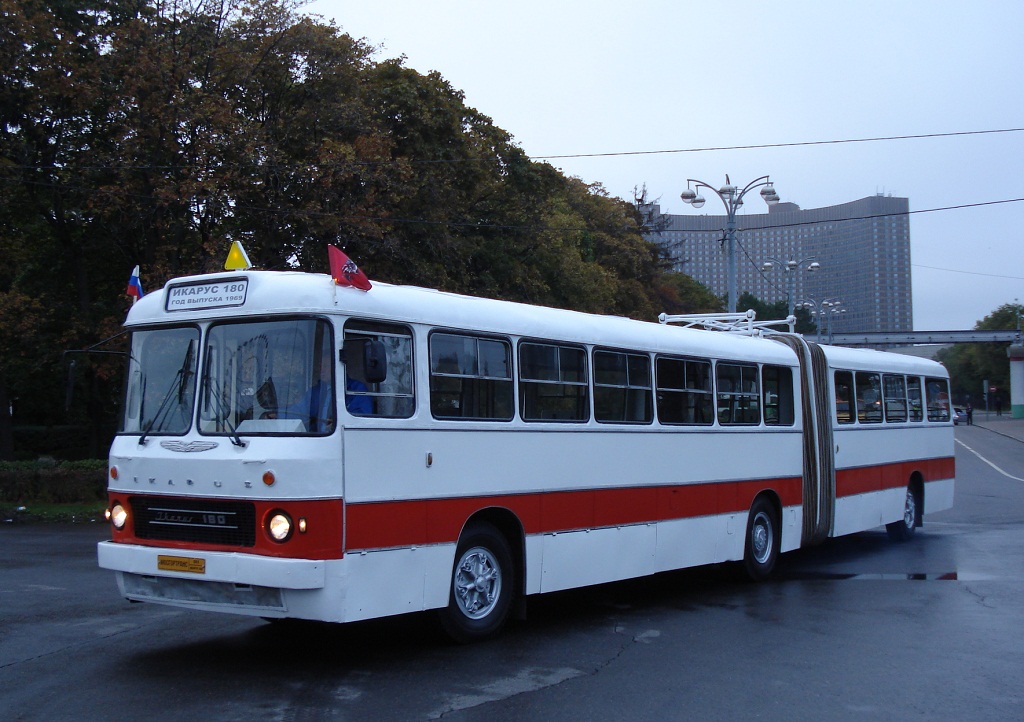 Москва, Ikarus 180 № 011