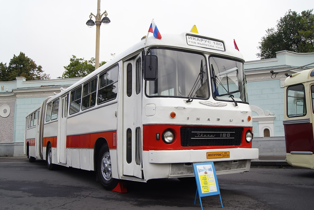 Москва, Ikarus 180 № 011