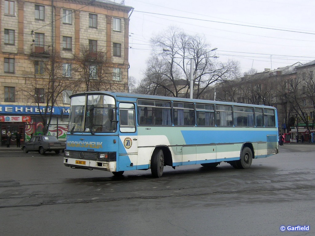 Межгород новокузнецк. Новокузнецкий автобус. Sanos s415. Автовокзал Новокузнецк. Бирюзовый автобус.