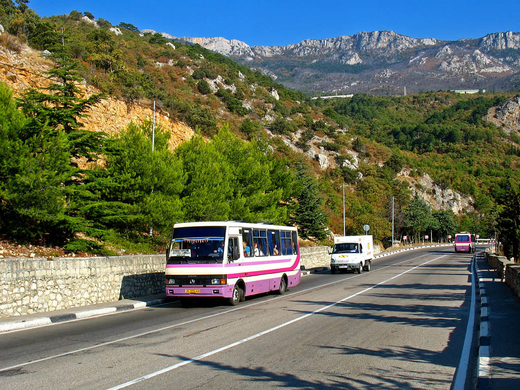 Транспорт крыма. Автобус Крым. Горы Крым автобусная дорога. Междугородный автобус Крым. Автобус, горы, Крым.