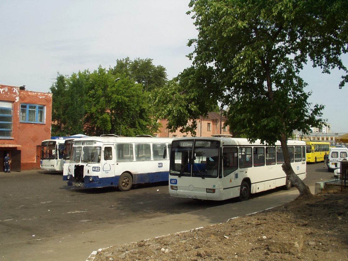 Omsk region, LiAZ-677M č. 682; Omsk region, Mercedes-Benz O345 č. 497; Omsk region — Bus stops