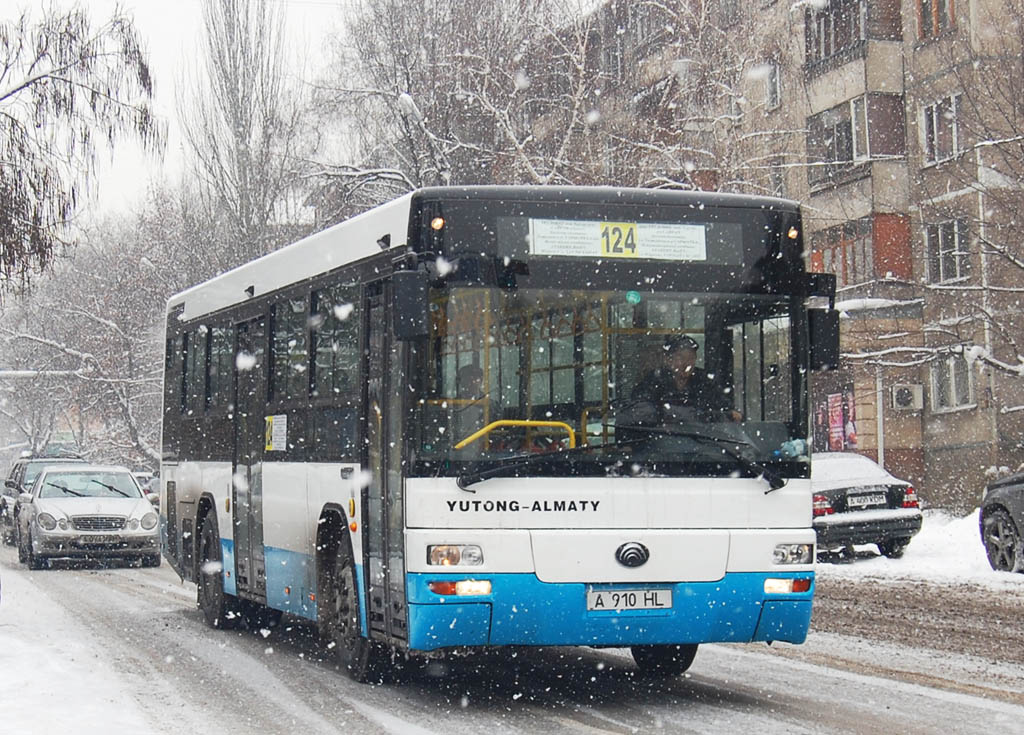 Алматы, Yutong ZK6108HGC № A 910 HL