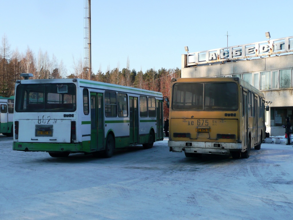 Свердловская область, ЛиАЗ-5256.35 № 20421; Свердловская область,  ЛиАЗ-5256.00 (Ижевск) № 20382; Свердловская область — Автовокзалы, конечные  станции и остановки — Фото — Автобусный транспорт