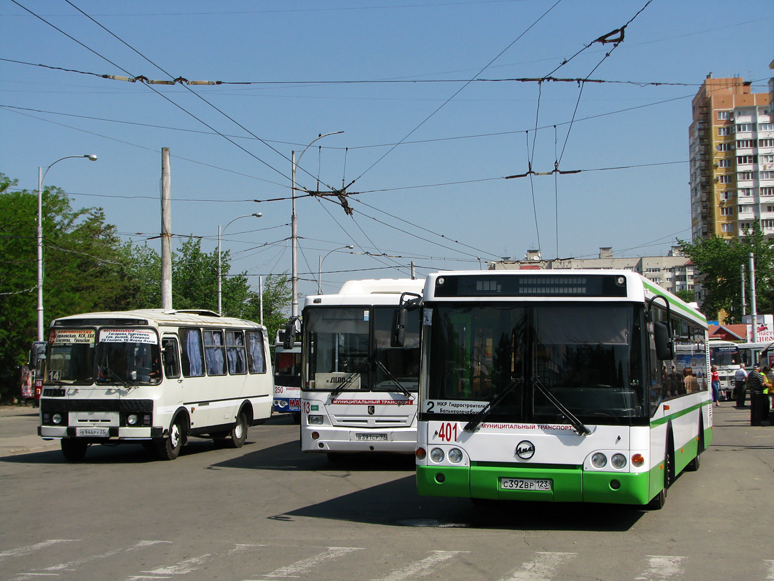 Krasnodar region, PAZ-3205-70 № В 944 РУ 23; Krasnodar region, LiAZ-5292.20 № 401