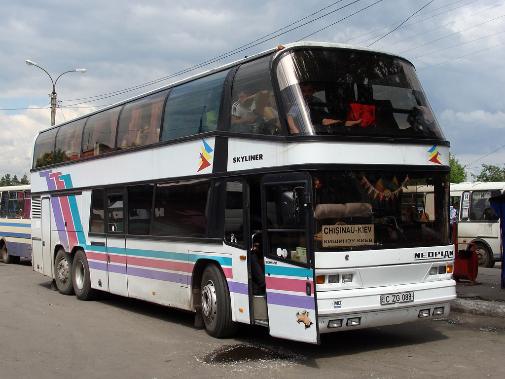 Молдавия, Neoplan N122/3 Skyliner № C ZG 088