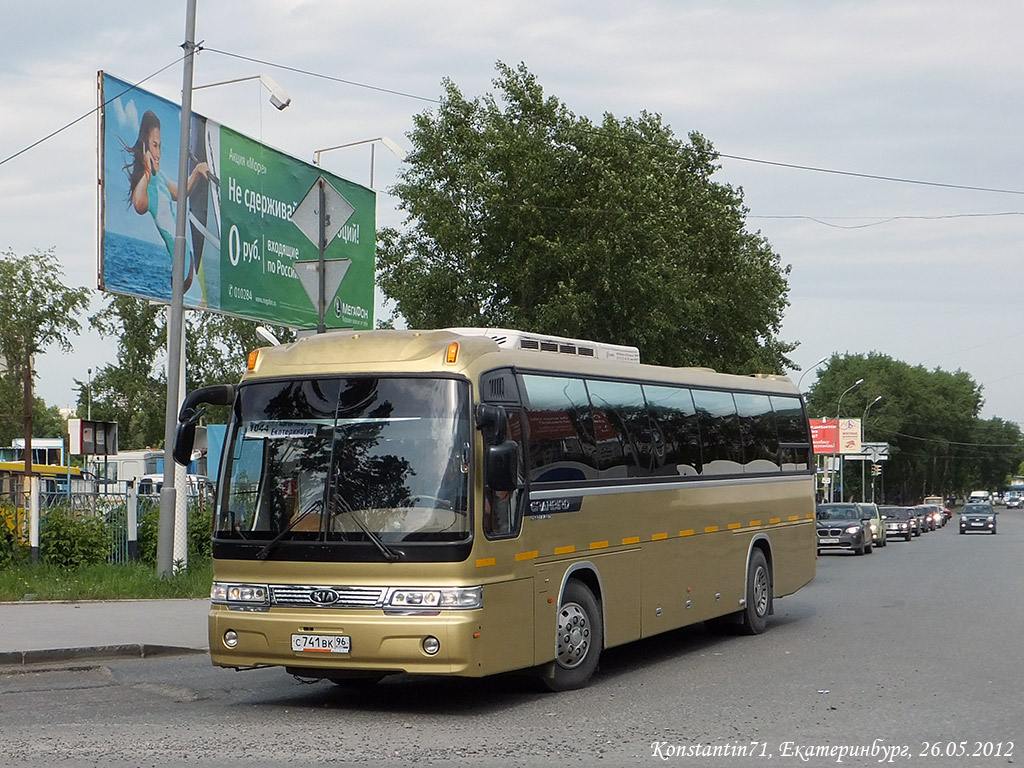 28 автобус екатеринбург. Kia Granbird km948 Greenfield № с 741 ВК 96. Автобус Качканар Екатеринбург. Автобус Качканар Екатеринбург 1044. Автовокзал Качканар Екатеринбург.