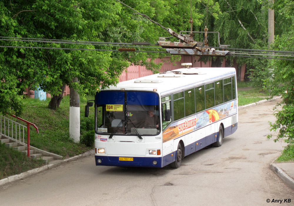 Чувашия, ЛиАЗ-5256.23-01 (ГолАЗ) № 1352