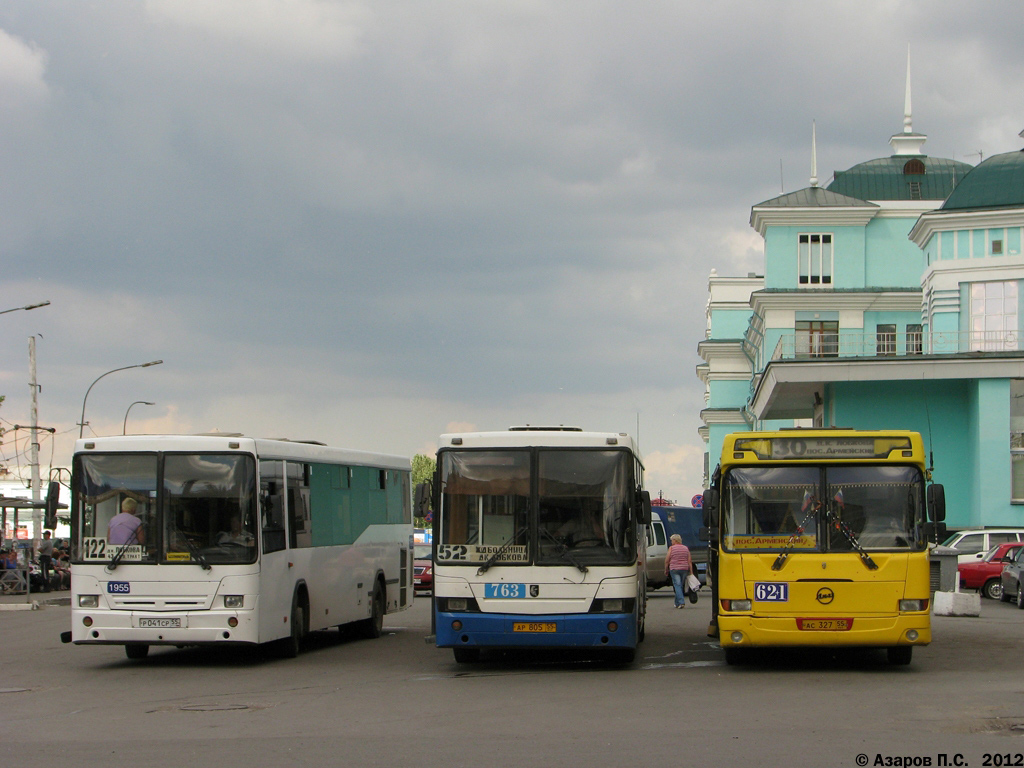 Omsk region, NefAZ-5299-30-32 № 1955; Omsk region, NefAZ-5299-20-15 № 763; Omsk region, LiAZ-5256.25 № 621; Omsk region — Bus stops