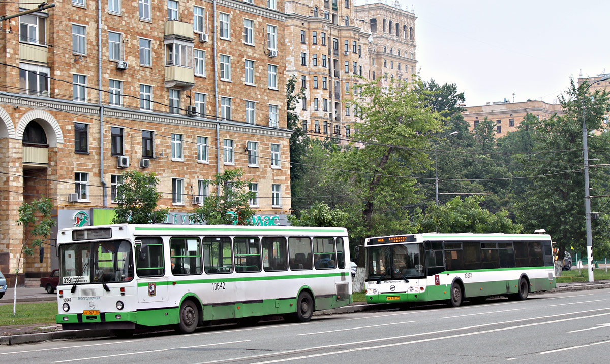 Москва, ЛиАЗ-5256.25 № 13642; Москва, ЛиАЗ-5292.20 № 13202