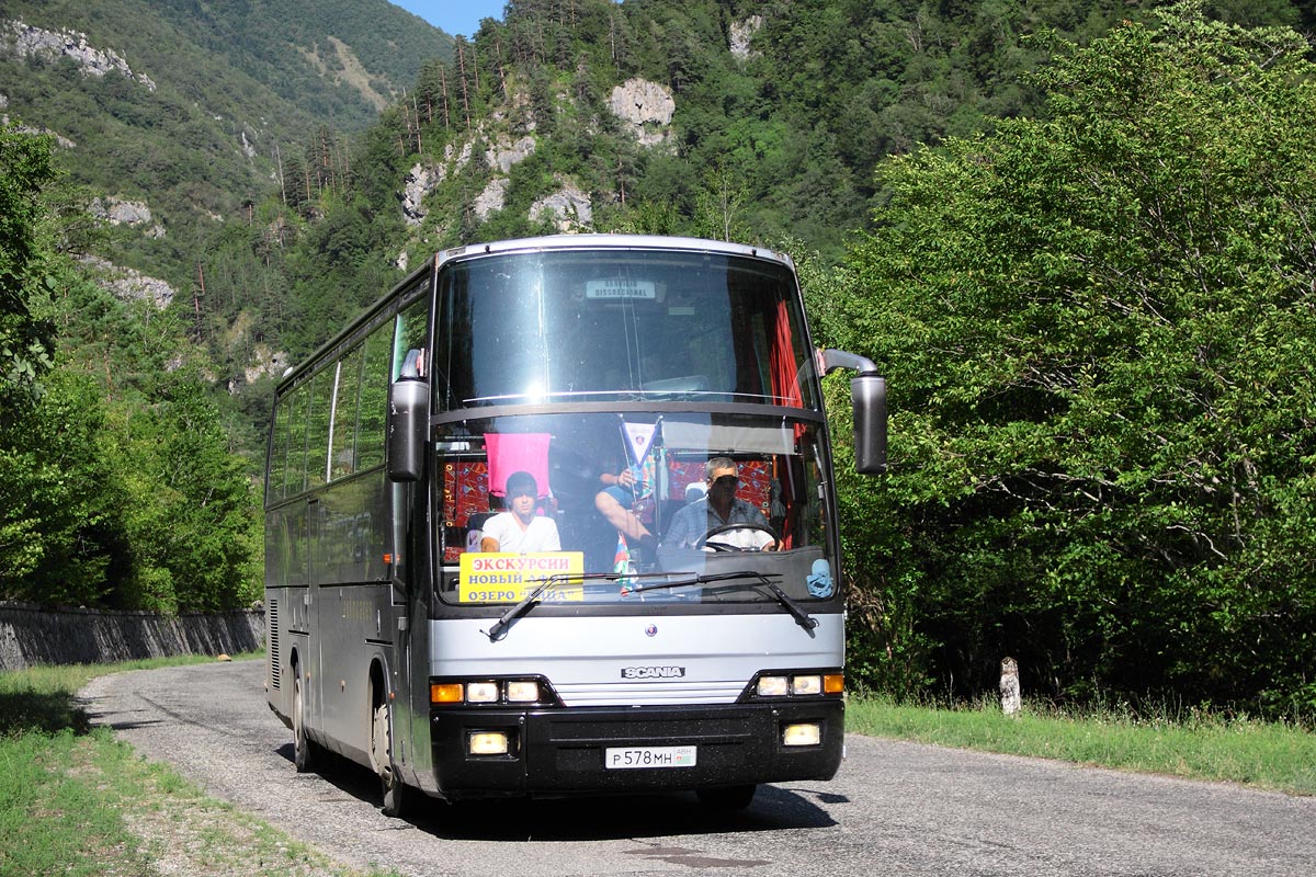Из абхазии можно в грузию. Экскурсионные автобусы в Абхазии. Экскурсия Хоста - Абхазия 186 автобус. Абхазия 1999. Автобусный тур в Абхазию.