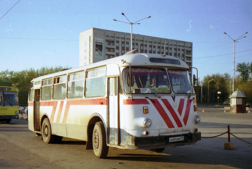 Автобусы пермский край. ЛАЗ 695н Пермь. ЛАЗ 695 желтый Пермь. Автобус ЛАЗ 695т Пермский. ЛАЗ автоколонна.