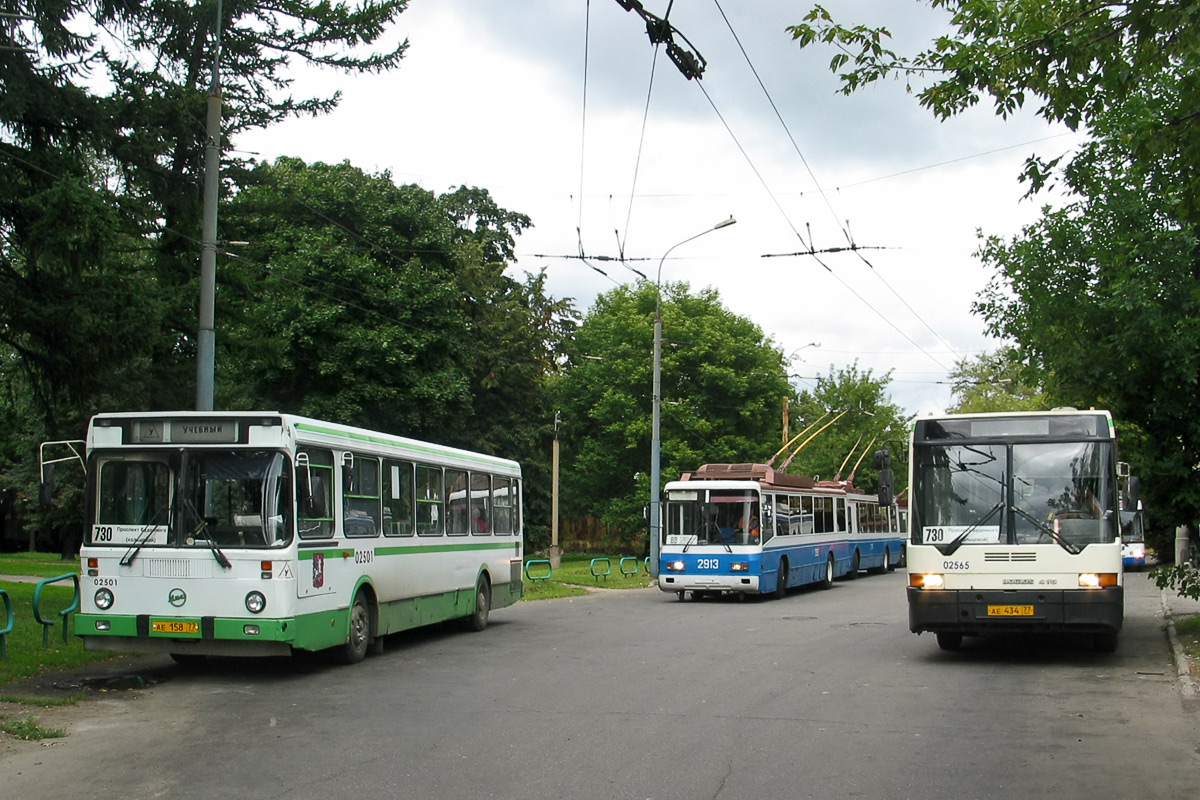 Москва, ЛиАЗ-5256.25 № 02501; Москва, Ikarus 415.33 № 02565; Москва — Автобусные вокзалы, станции и конечные остановки