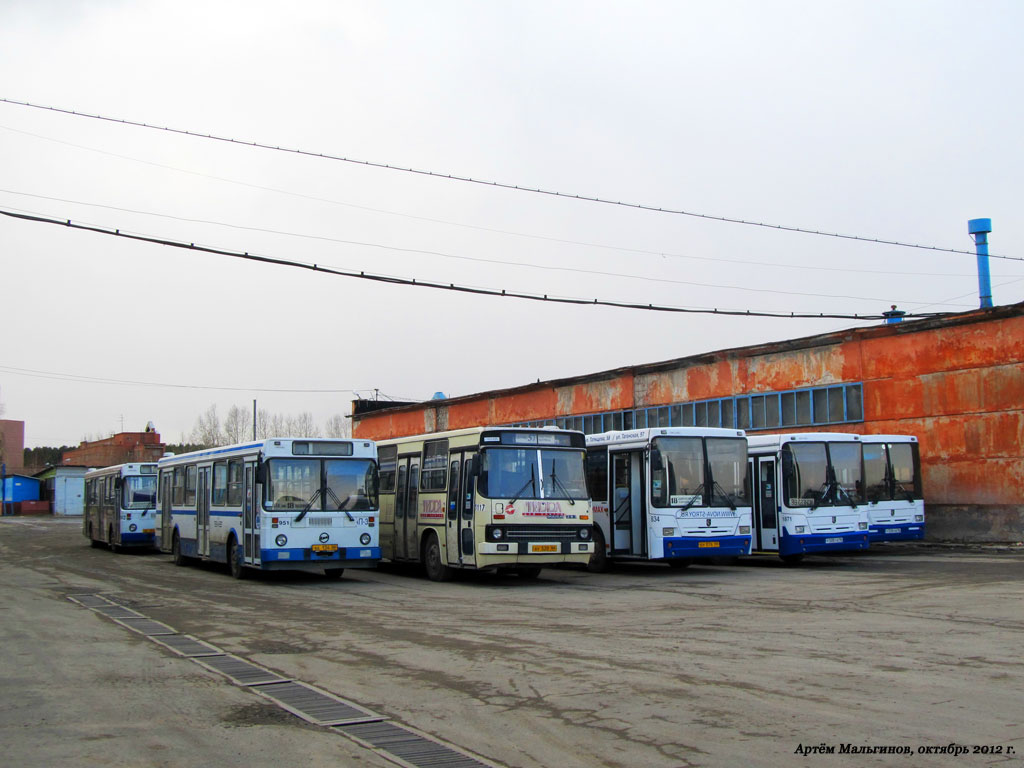 Sverdlovsk region, LiAZ-5256.45 № 951; Sverdlovsk region, NefAZ-5299-20-32 № 871; Sverdlovsk region — Bus enterprise №3