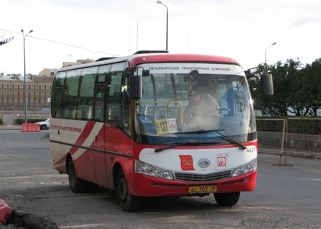 Санкт-Петербург, Yutong ZK6737D № n429