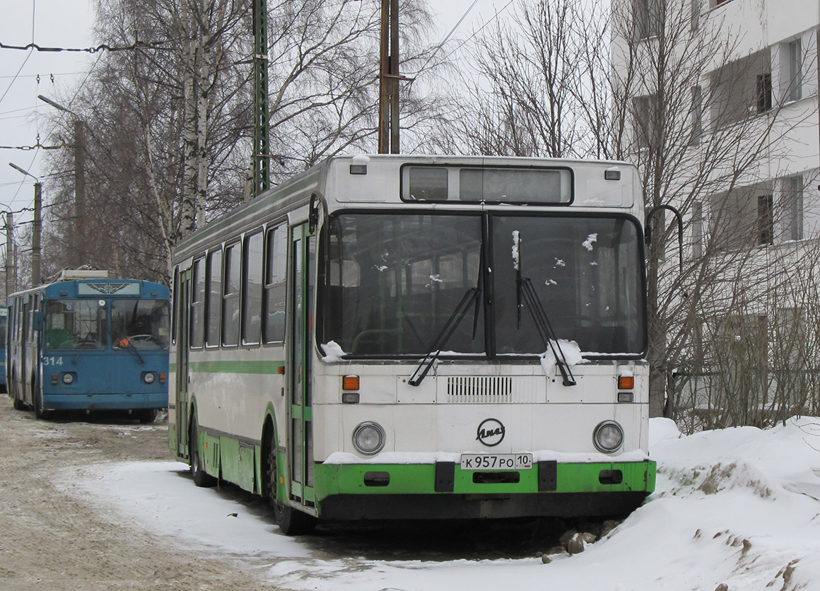 Karelia, LiAZ-5256.30-01 Nr. К 957 РО 10