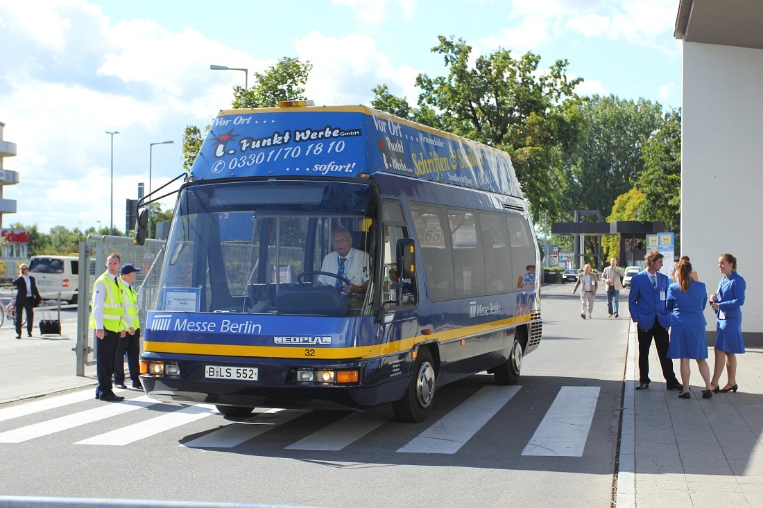 Берлин, Neoplan N8008B Metroliner № 32