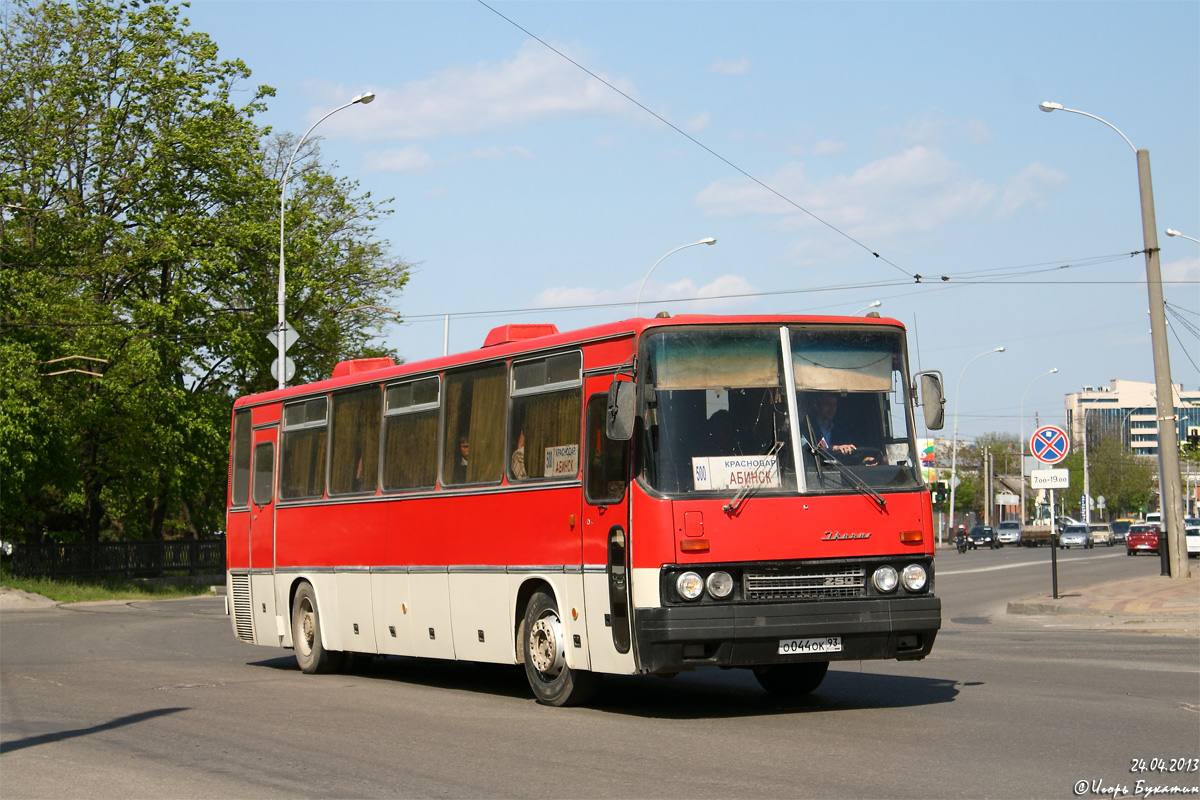 Автобусы абинск краснодар. Икарус 250.95. Тихорецкий автовокзал. Икарус на автостанции. В 324хс43.