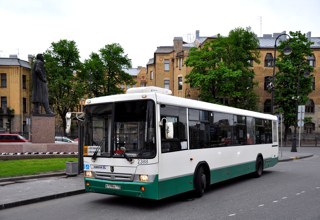 Sankt Petersburg, NefAZ-52994-40-42 Nr 2388