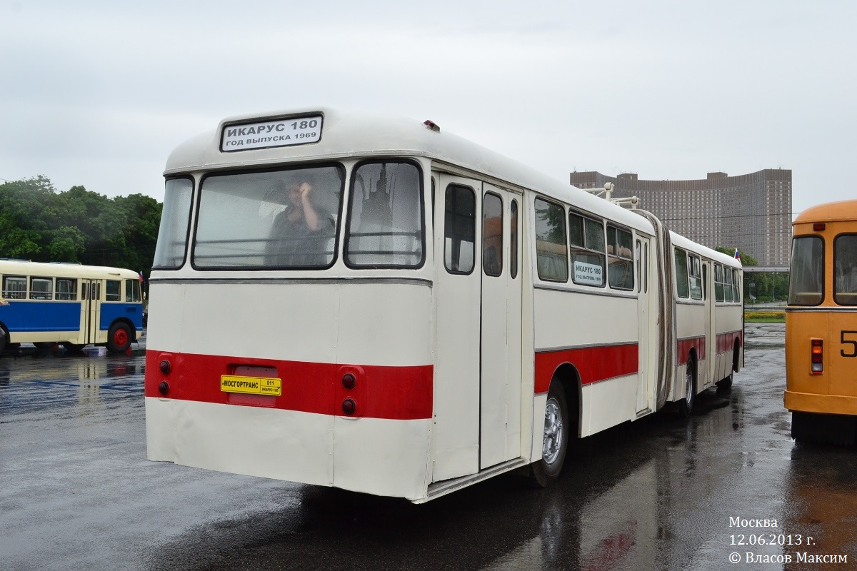 Москва, Ikarus 180 № 011